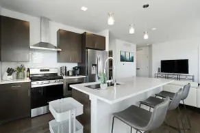 Sophisticated 2 bed/2 bath condo in South Broadway - Image 5