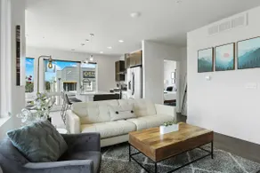 Sophisticated 2 bed/2 bath condo in South Broadway - Image 2