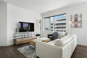 Sophisticated 2 bed/2 bath condo in South Broadway - Image 3