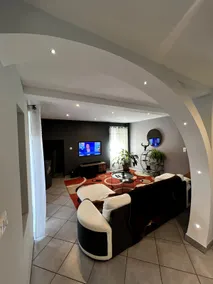 House with secure courtyard, green city center - Image 4