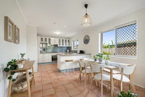 Family Friendly Beach House: Short stroll to beach - Image 5
