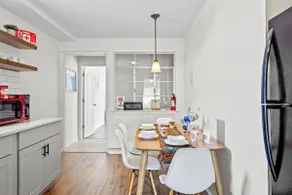 Modern 2 bdrm apt near O'hare-Downtown. King bed. - Image 3