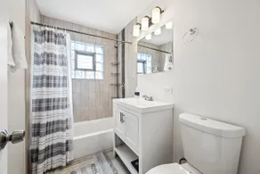 Modern 2 bdrm apt near O'hare-Downtown. King bed. - Image 4