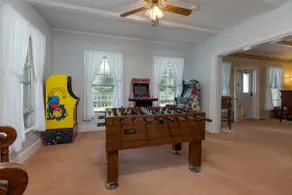 Sleeps 24+! Disc Golf, 4-Acre Yard, Unique Estate - Image 5