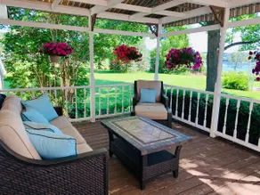 Modern lakefront home: fire pit, kayaks, amenities - Image 3