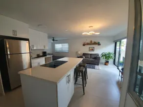 Bright Modern Studio Apartment - Image 2