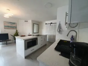 Bright Modern Studio Apartment - Image 4