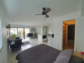 Bright Modern Studio Apartment - Image 3
