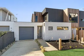 Beachside Luxury Living with Parking near Town. - Image 2