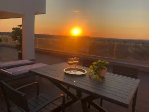 Cozy Luxurious Rooftop Apartment - Jacuzzi - Image 3