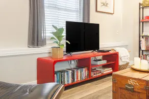 Spacious 2 Bedroom Apartment in Prime NW Location - Image 4