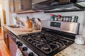 Cozy Bungalow-Uptown Columbus -10 MIN to Ft. Moore - Image 4