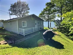 Cottage with direct view of the St. Lawrence River - Image 4