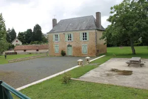 Old renovated presbytery with wooded park - Image 2
