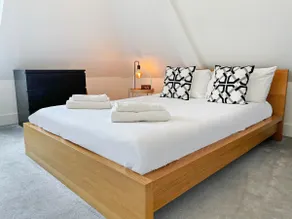 Stylish loft APT with EV charging / Parking and AC - Image 4