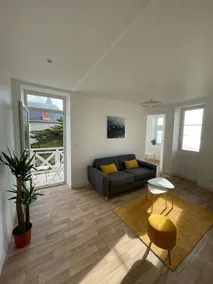 Renovated apartment in exceptional sea-facing villa - Image 2