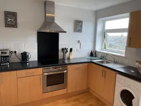2 Bedroom Holiday Apartment with Sea Views - Image 4