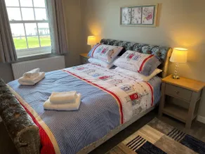 2 Bedroom Holiday Apartment with Sea Views - Image 5