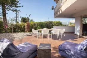 Vouliagmeni Bay Stylish house with private garden - Image 2