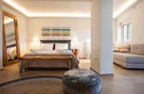 Vouliagmeni Bay Stylish house with private garden - Image 4