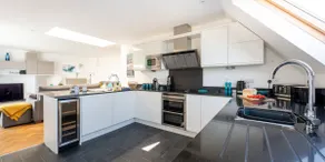 Porthia Penthouse, 2 bedrooms, 2 bathrooms, sea views, parking and free WiFi - Image 4
