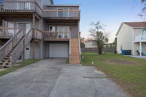 Adorable Townhome with Water Views - Image 2