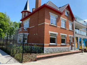 Spacious authentic tower house with free parking. - Image 2