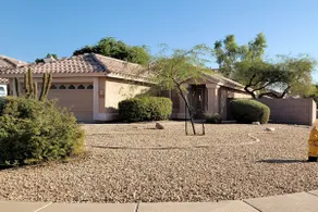 Quiet Peoria 2 Car Garage Fast Internet Smart TVs - Image 2