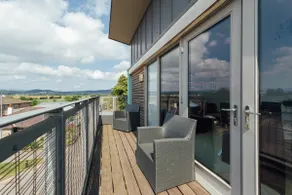 Wallace View 2 Bedroom Penthouse with Free Parking - Image 2