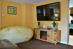 The Comfy Nest, Minutes to waterparks and outlets - Image 2