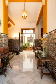 Large townhouse with ample space - Image 5