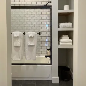 Apartment B: the ”modern” unit - Image 4
