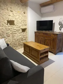 Spacious air-conditioned studio with inner courtyard - Image 2