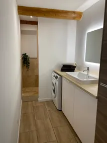 Spacious air-conditioned studio with inner courtyard - Image 4