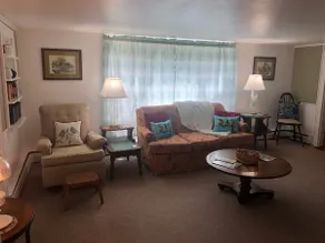 Cheery 2-bedroom cottage w/ vintage personality - Image 2
