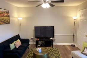 Lovely 2-Bedroom Apartment in the Heart of Murray - Image 5