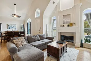 Bright Airy Family-Friendly DFW Retreat sleeps 8 - Image 3