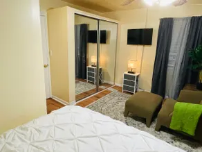 Rogers Park Cozy 1 bd, 1 bath unit. Gated parking. - Image 4