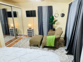 Rogers Park Cozy 1 bd, 1 bath unit. Gated parking. - Image 3