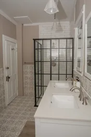 Elegant Victorian 5 bedroom Remodeled House - Image 4
