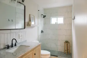 Coastal 2 bedroom cottage with large deck - Image 3