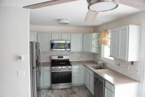 Coastal 2 bedroom cottage with large deck - Image 4