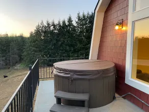 Charming 1 bedroom loft/barn apt with hot tub - Image 3