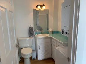 2-Bedroom house with a great yard in down town - Image 4