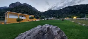 Detached house with exclusive use of pool - Image 2