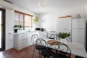 Sunset Beachside Apartment - Image 5