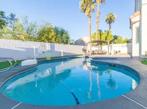 Newly renovated, Near DTLV. 3Bedrooms 2.5 Bath - Image 5