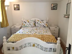 Quiet apartment with parking and outside space - Image 2