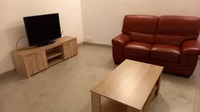 Large quiet street house - Image 3