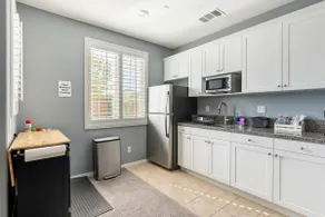Amazing Large 1 Bedroom, No Chores Home - Image 3